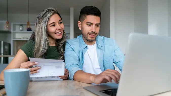 couple-doing-taxes-iStock-139389 couple-doing-taxes-iStock-139389